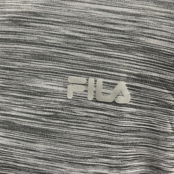 NWT Men’s Size Large Fila Short Sleeve Quick Dry Logo Print Tee In Rainfall Grey - Picture 4 of 9